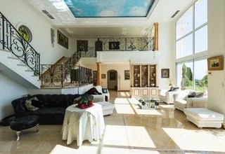 Salon Hauteur sous plafond Carrelage