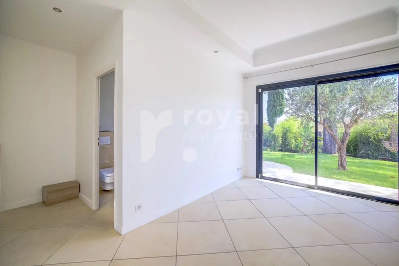 Suite parentale lumineuse avec accès direct à la terrasse dans une villa contemporaine de Mougins