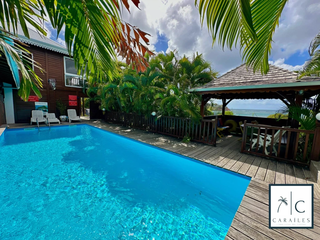 Piscine extérieure dans un cadre tropical idéal pour la détente.