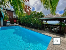 Piscine extérieure dans un cadre tropical idéal pour la détente.