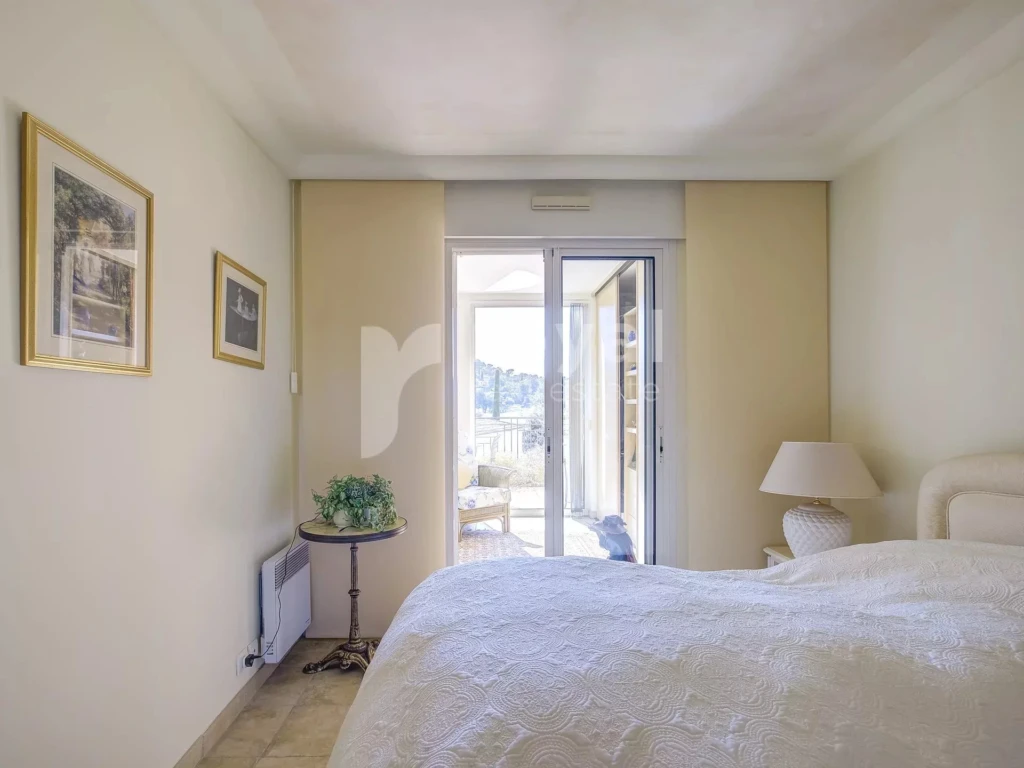 Chambre lumineuse d’un appartement situé dans un domaine sécurisé à Mougins