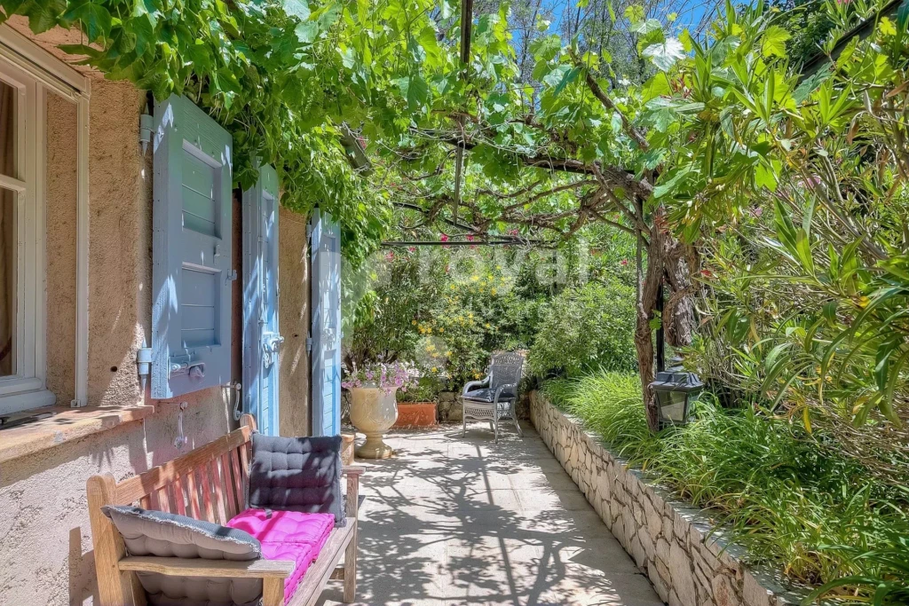Terrasse nichée dans la verdure de la maison d'amis dans une propriété de prestige à Châteauneuf-Grasse