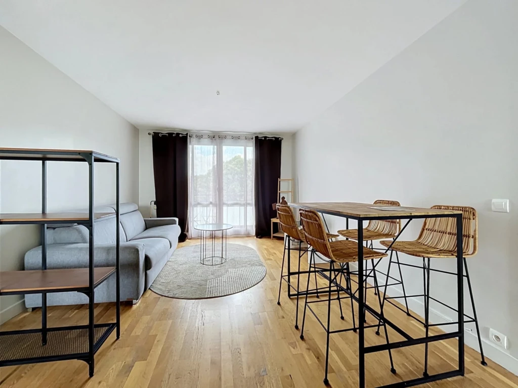 Ce bel appartement lumineux dispose d'un salon spacieux avec vue sur l'extérieur.