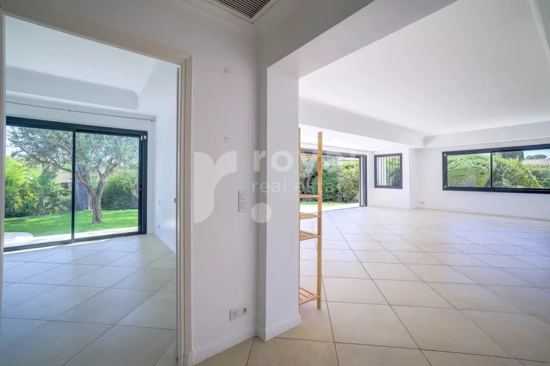 Maison moderne de plain-pied à Mougins, alliant architecture contemporaine, confort intérieur et cadre verdoyant