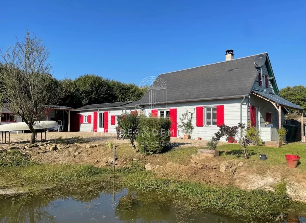 maison au bord de l'eau-vue sur étang-étang homologué-vivre dans la nature