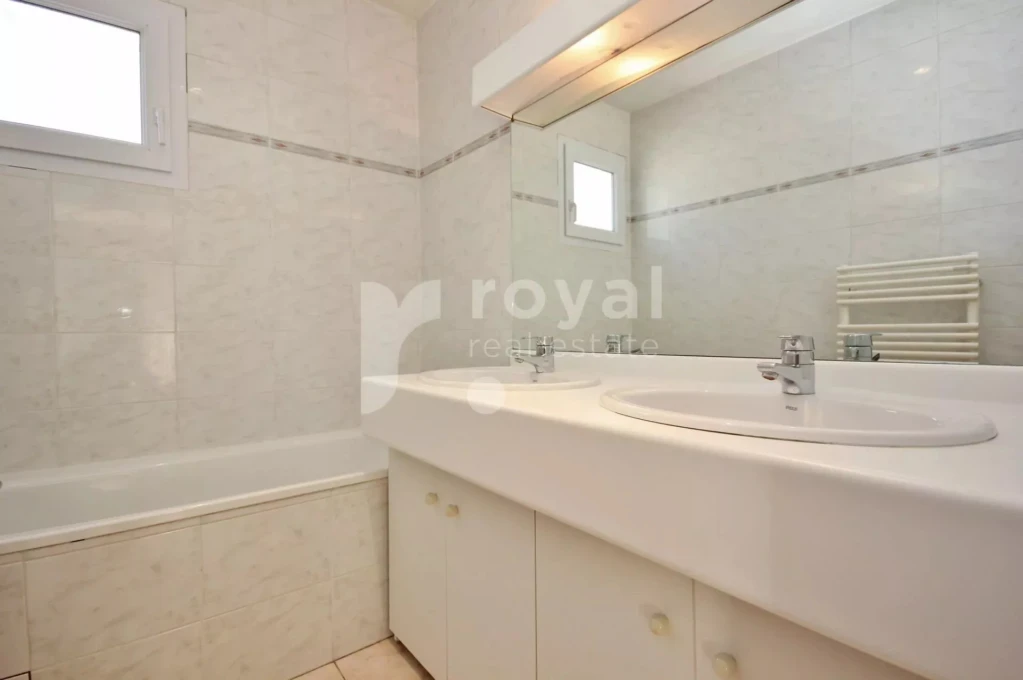 Salle de bains dans une villa au calme - Royal Mougins Golf