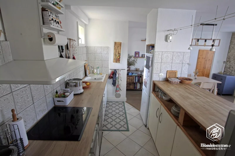 Cuisine fonctionnelle et ouverte sur le salon