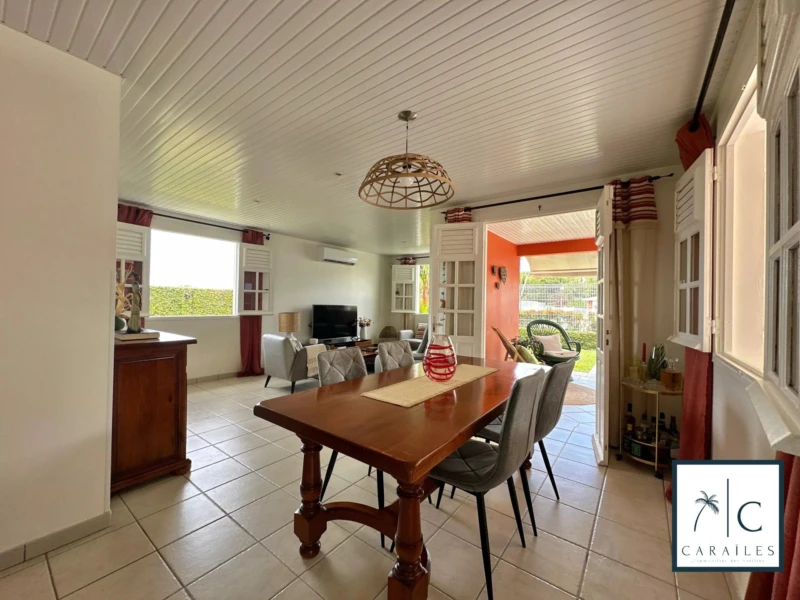 Une salle à manger lumineuse avec vue sur le jardin.