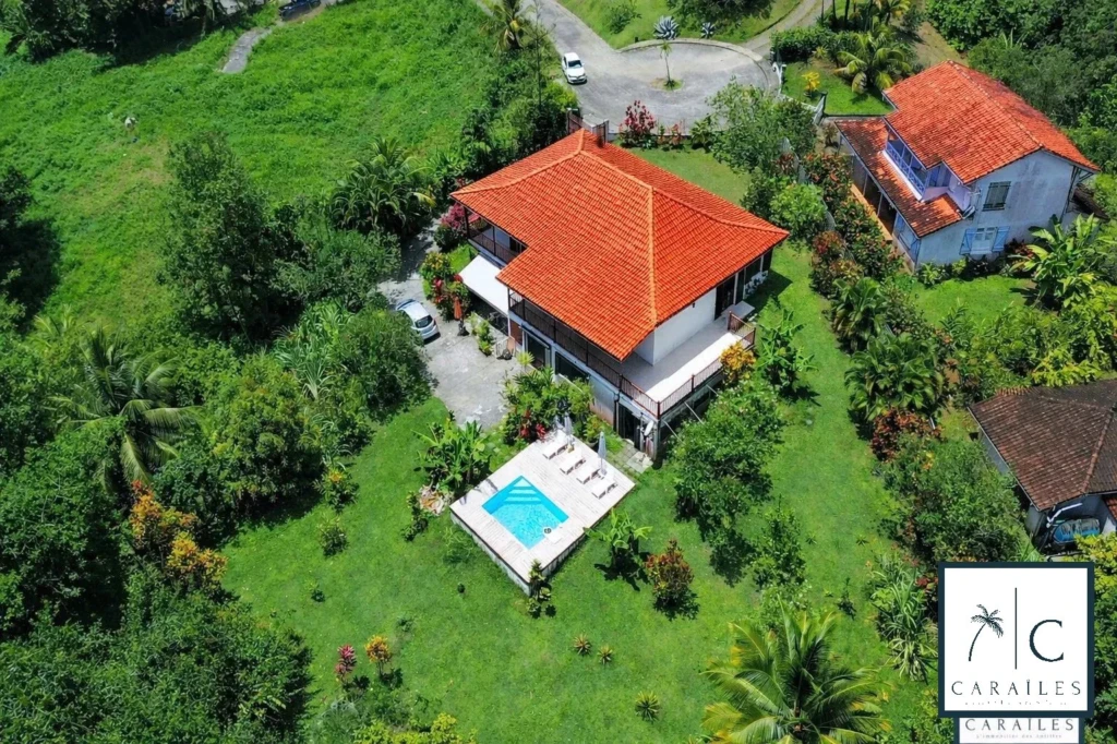 Belle maison avec piscine et grand jardin dans un environnement paisible.