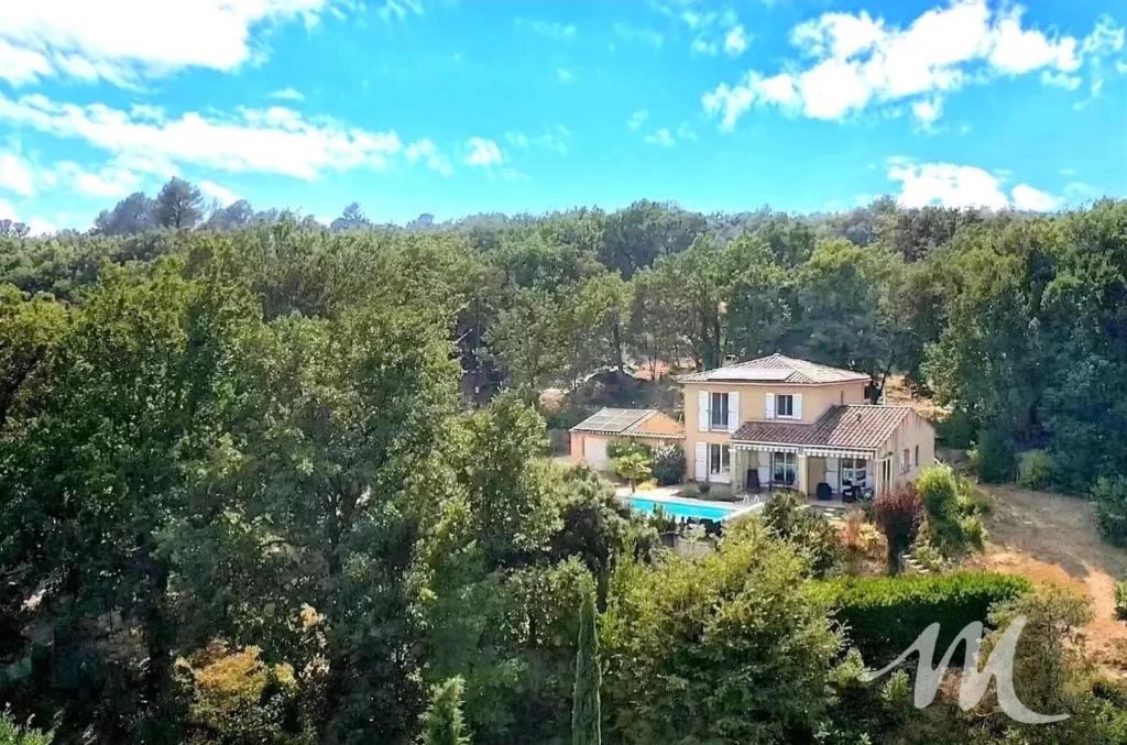 Vue aérienne villa avec piscine à Montmeyan