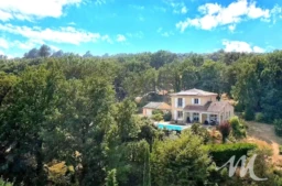 Vue aérienne villa avec piscine à Montmeyan