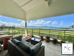 Terrasse avec une vue imprenable sur la nature et la mer.