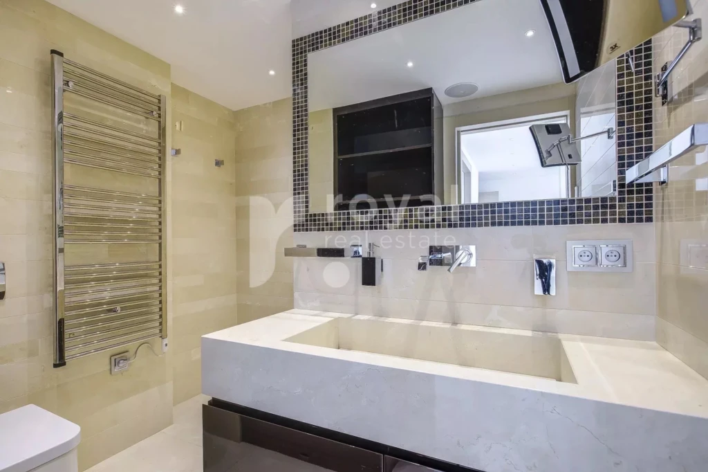 Douche moderne et design dans appartement de prestige