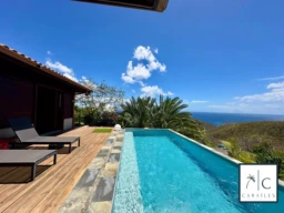 Belle propriété avec piscine offrant une vue imprenable sur la mer et la nature.