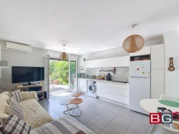 Appartement lumineux avec cuisine moderne et balcon accès direct.
