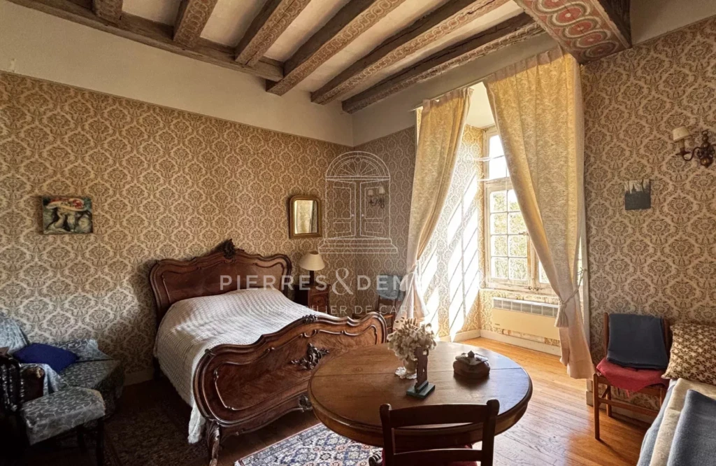 MANOIR - DEPENDANCES EN PIERRE - PROPRIETE AGRICOLE - BIEN DE CHARME - BIEN DE CARACTERE - FERME AVEC PRAIRIE ET BOIS - PROPRIETE A VENDRE A CHATEAUROUX - DOMAINE AGRICOLE A VENDRE DANS l'INDRE  