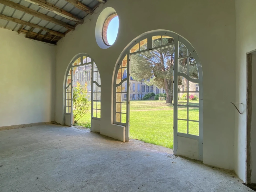 Ancienne orangerie dans dépendances