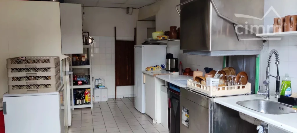 arrière cuisine avec lave vaisselle professionnel et chambre froide moteur neuf
