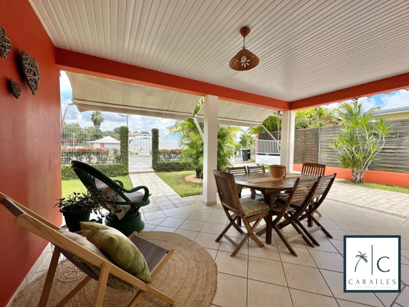 Terrasse spacieuse avec une vue agréable et un coin repas convivial.