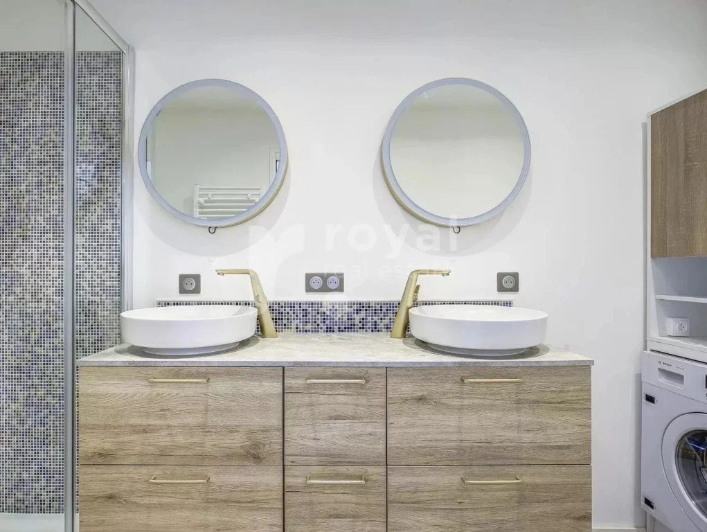Salle de douche moderne avec coin buanderie