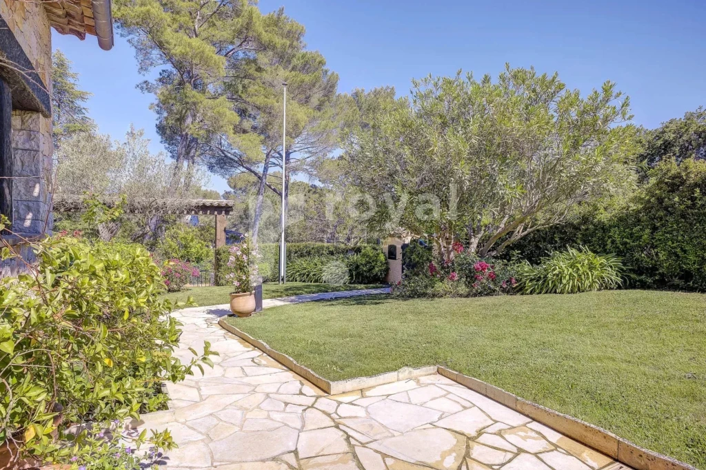Jardin verdoyant et paysager dans villa de prestige à Biot