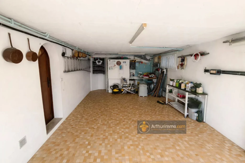 Ce garage spacieux offre de nombreuses options de rangement et de stockage.
