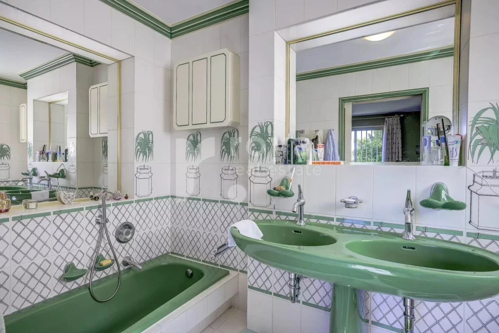 Salle de bain lumineuse avec matériaux raffinés