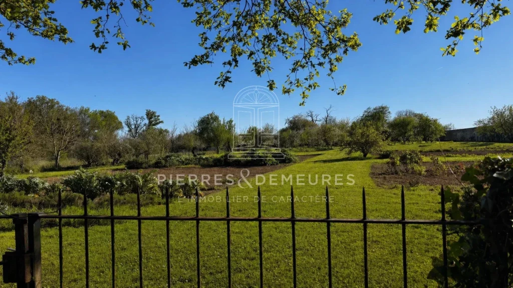CHATEAU A RENOVER - CHATEAU A VENDRE DANS L'INDRE - CHATEAU AVEC PARC BOISE - CHATEAU AVEC PISCINE - CHATEAU AVEC DEPENDANCES - CREATION GITE CHAMBRES D'HOTES ET SALLES DE SEMINAIRES -