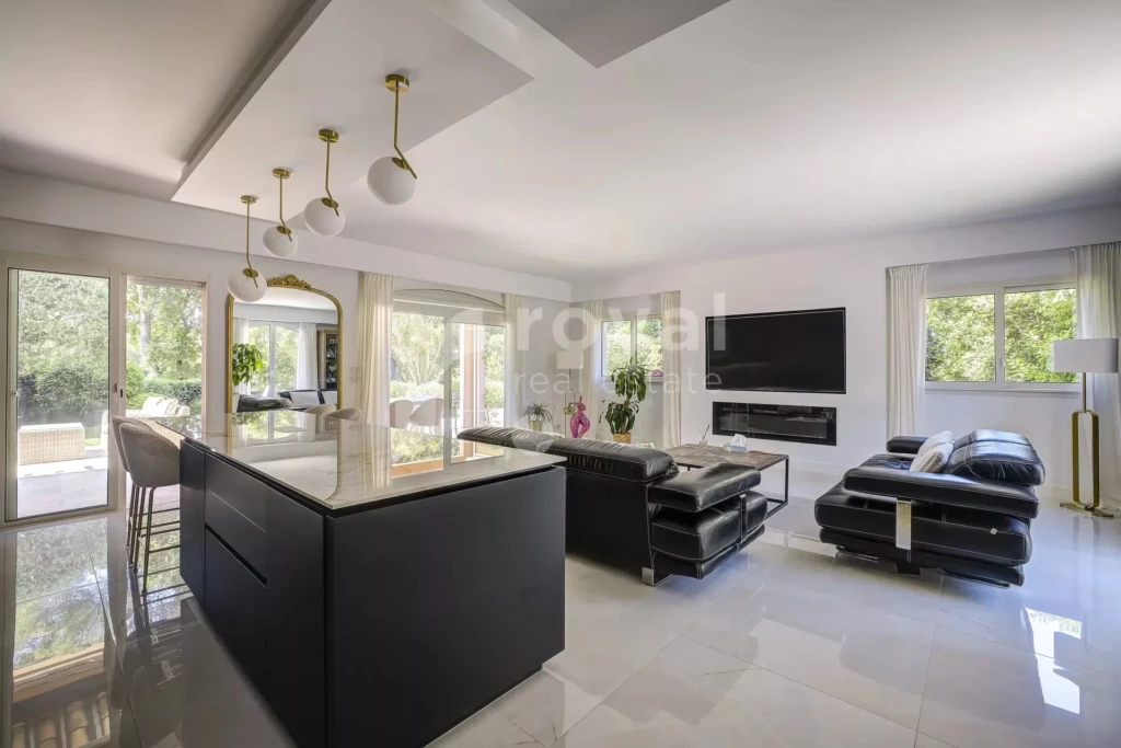 Cuisine contemporaine spacieuse avec finitions modernes