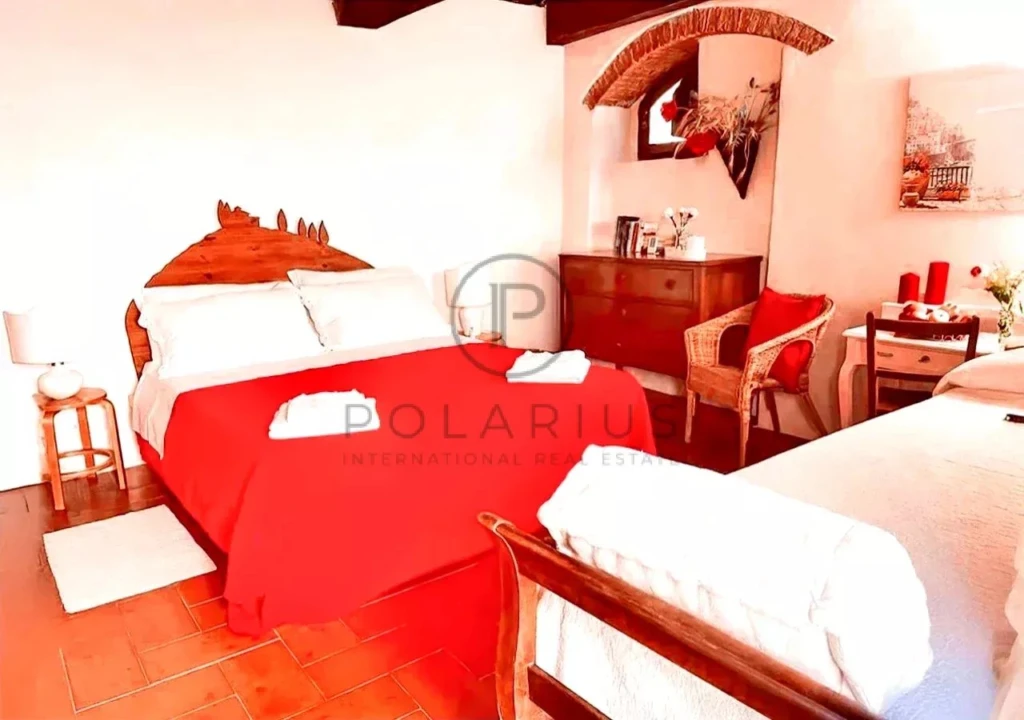 Chambre spacieuse avec décoration chaleureuse et mobilier en bois dans un style traditionnel.