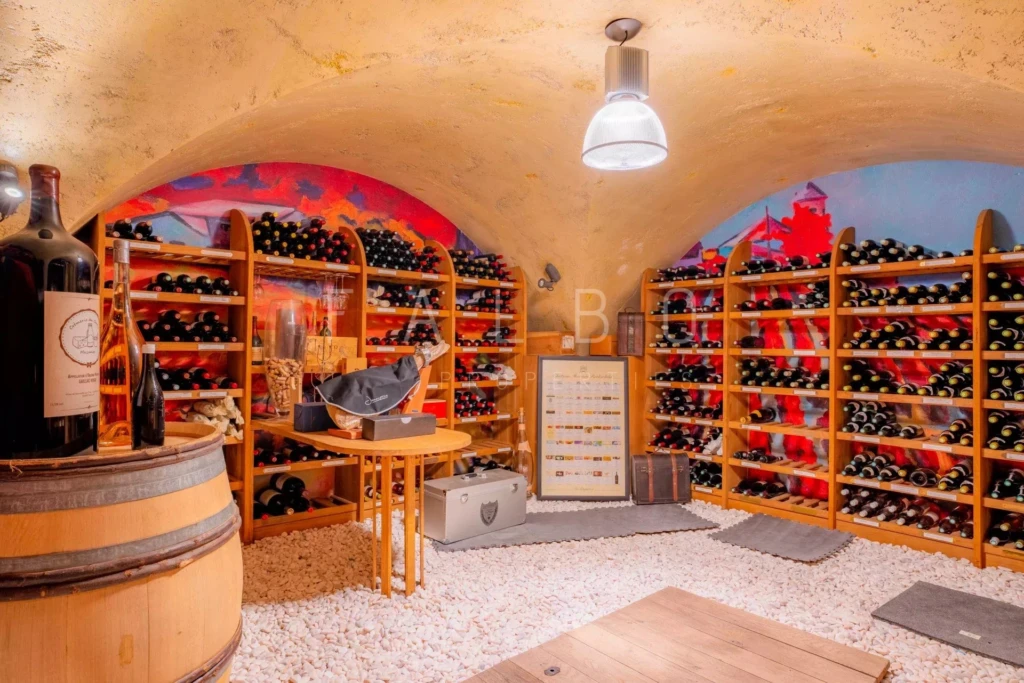 cave à vins voutée avec graviers et tonneau