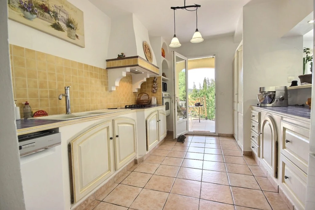 Cuisine lumineuse avec accès à un jardin extérieur - Les Adrets-de-l'Estérel