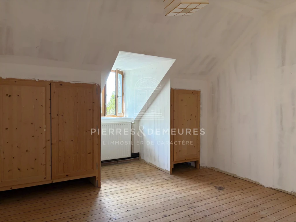 MAISON DE CARACTÈRE A VENDRE A LA CHAPELLE-SAINT-URSIN - MAISON DE VILLE AVEC JARDIN - MAISON FAMILIALE - PARQUETS - CHEMINÉES - GARAGE - CAVE