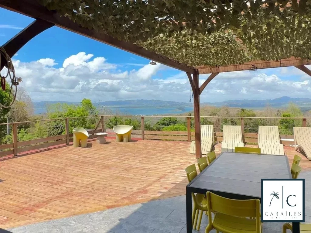 Terrasse spacieuse offrant une vue panoramique sur la nature environnante et idéale pour la détente.