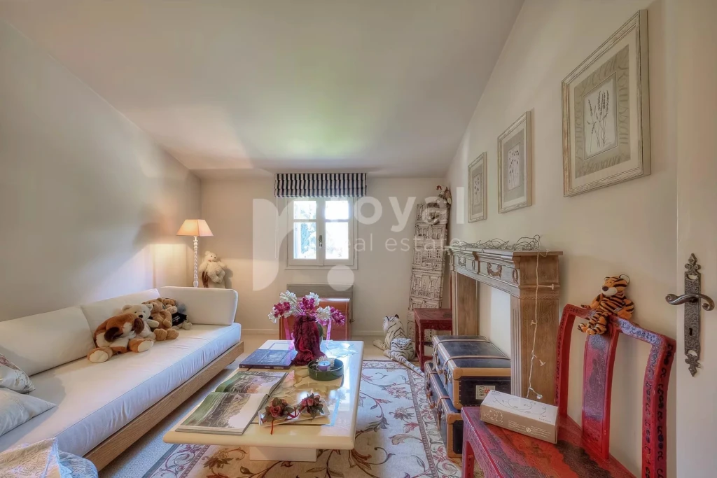 Pièce accueillante avec mobilier élégant et ambiance familiale dans une propriété de prestige de Châteauneuf-Grasse