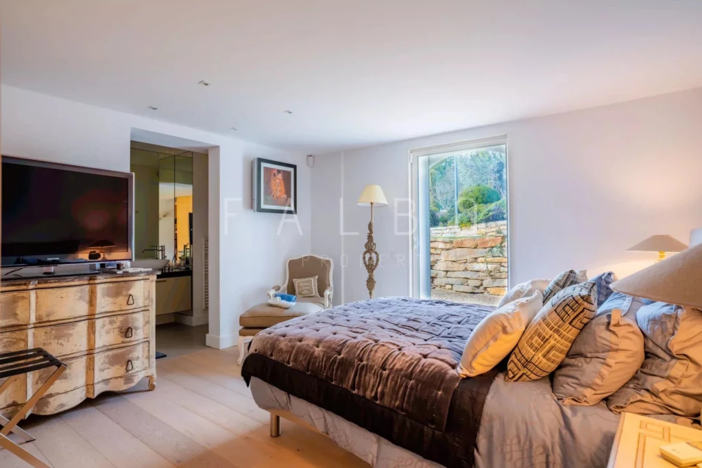 chambre avec commode et télé