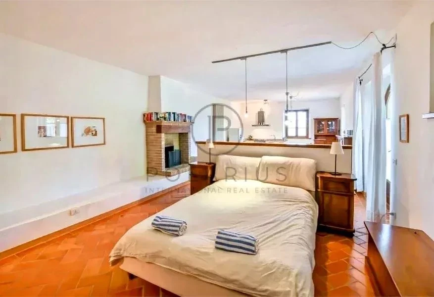 Charmant appartement avec salon lumineux, cheminée et parquet en terra cotta.