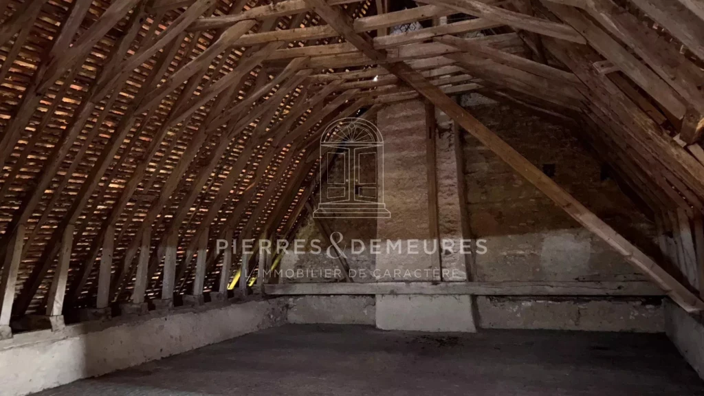 MANOIR - DEPENDANCES EN PIERRE - PROPRIETE AGRICOLE - BIEN DE CHARME - BIEN DE CARACTERE - FERME AVEC PRAIRIE ET BOIS - PROPRIETE A VENDRE A CHATEAUROUX - DOMAINE AGRICOLE A VENDRE DANS l'INDRE  