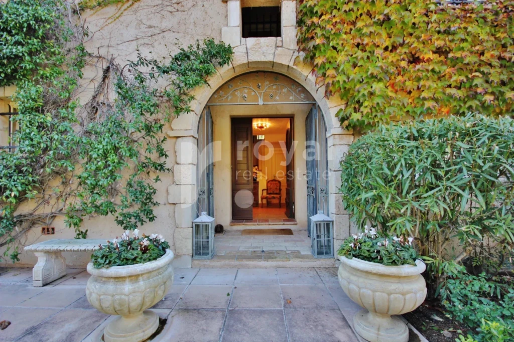 "Entrée élégante avec porte en bois massif dans une villa de luxe à Châteauneuf-Grasse
