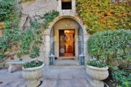 "Entrée élégante avec porte en bois massif dans une villa de luxe à Châteauneuf-Grasse