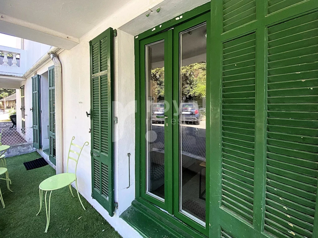 Terrasse ensoleillée du studio rénové proche mer Juan-les-Pins