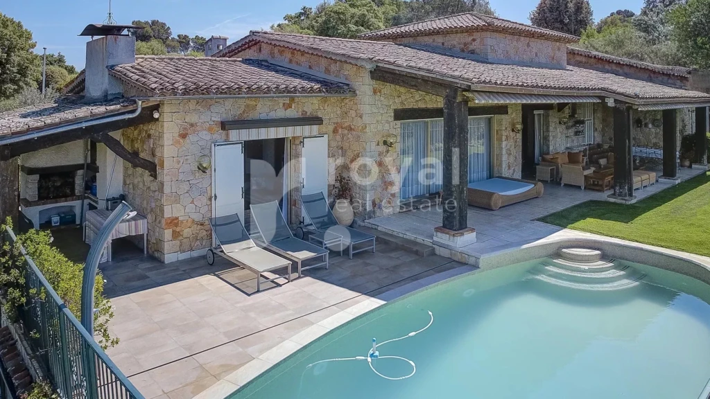 Grande villa avec piscine et très belle terrasse ensoleillée