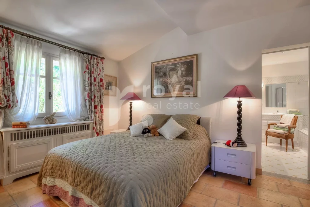 Chambre en-suite avec vue sur le jardin et salle de bain attenante