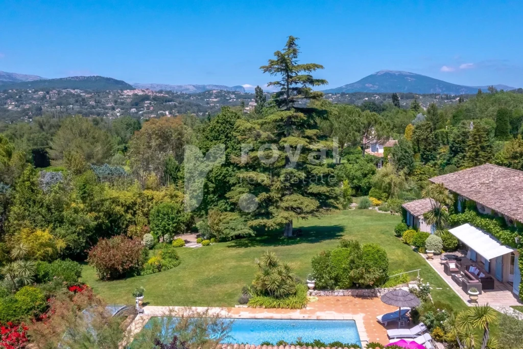 Jardin méditerranéen avec oliviers centenaires et étang dans une propriété de charme à Châteauneuf-Grasse