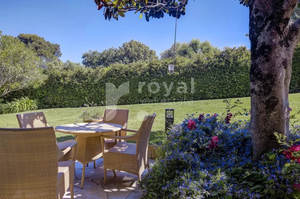 Coin repas moderne sur terrasse d’une villa contemporaine à Biot