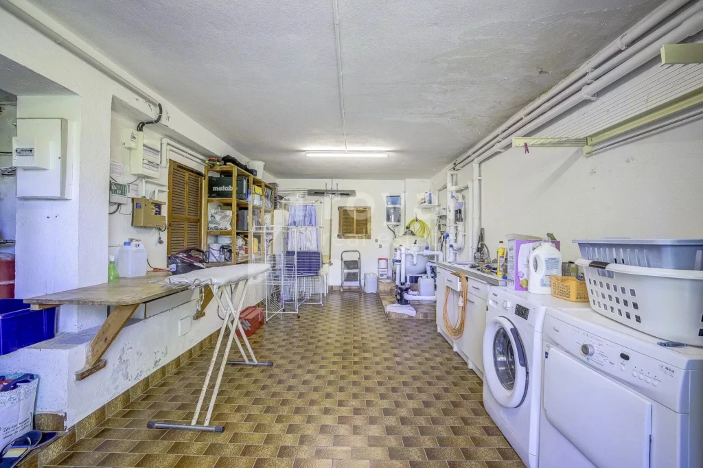 Espace buanderie pratique avec rangements
