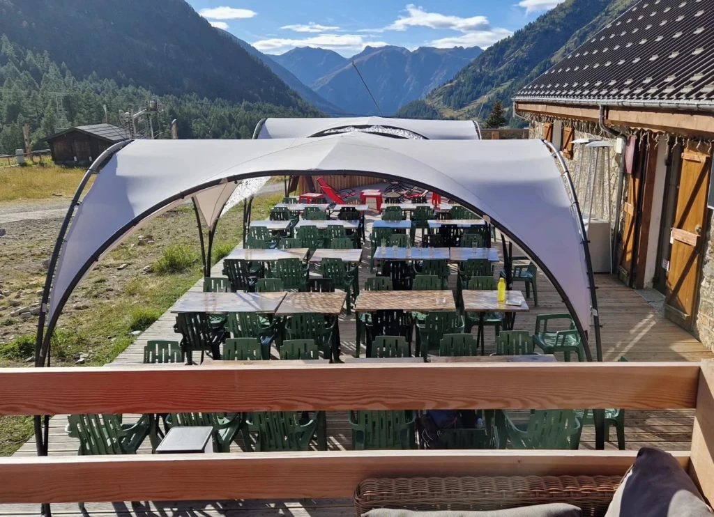 Terrasse en plein air avec vue imprenable sur les montagnes dans un cadre idyllique.