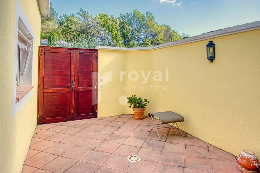 Patio ensoleillée à l'entrée d'une villa au Royal Mougins Golf
