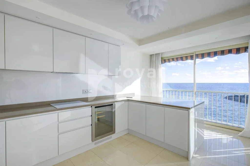 Appartement de luxe avec cuisine moderne et vue mer panoramique