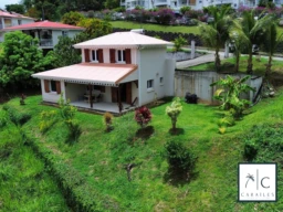 Belle maison avec un jardin situé dans un quartier paisible.